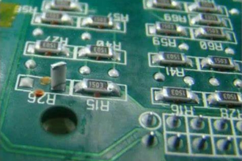 PCB焊接中的立碑问题：成因分析与工艺优化